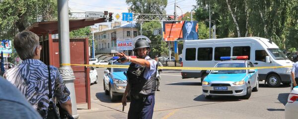 Последствия перестрелки возле отделения полиции в Алма-Ате - Sputnik Moldova