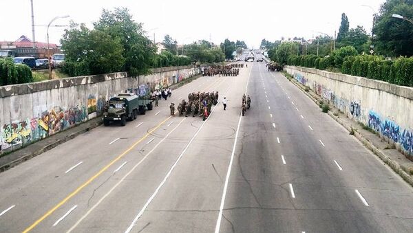 Antrenamente militare pe șos. Hîncești, Chișinău, pregătiri pentru parada militară din 27 august 2016 - Sputnik Moldova