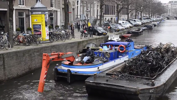 Extragerea bicicletelor din canalele orașului Amsterdam - Sputnik Moldova