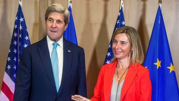U.S. Secretary of State John Kerry poses with EU foreign policy chief Federica Mogherini (R) during an European Union foreign ministers meeting in Brussels, Belgium, July 18, 2016. - Sputnik Moldova-România