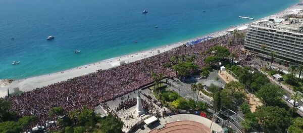 Эксклюзив: тысячи людей почтили память жертв теракта в Ницце - Sputnik Молдова