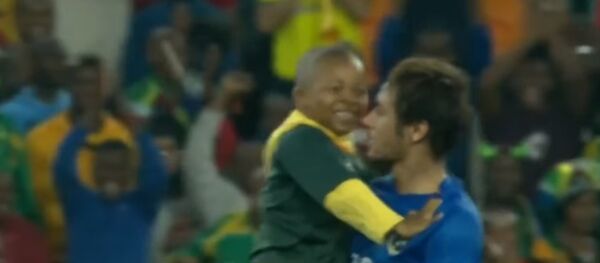 Смех и слёзы: как дети встречают своих футбольных кумиров - Sputnik Молдова