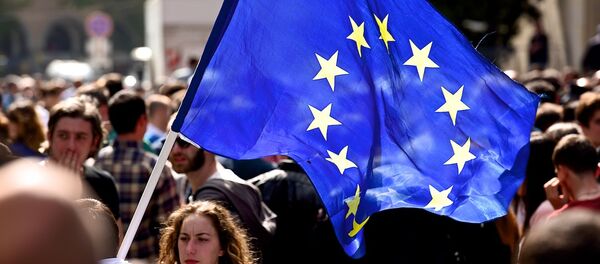 Флаг Евросоюза у тбилисского Дворца спорта, где проходил съезд Грузинской мечты - Sputnik Молдова