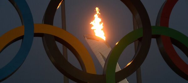 Олимпийские кольца и факел Олимпийского огня - Sputnik Молдова