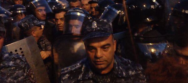 Ситуация близ захваченного в Ереване здания полиции накалена Ситуация близ захваченного в Ереване здания полиции накалена - Sputnik Молдова
