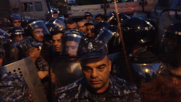 Ситуация близ захваченного в Ереване здания полиции накалена - Sputnik Молдова