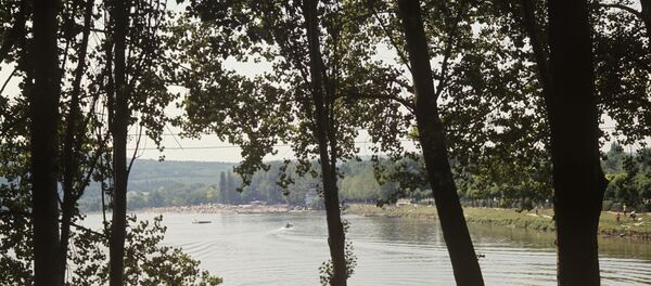 На Комсомольском озере в Кишиневе - Sputnik Молдова