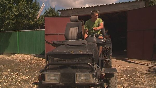Руслан Чоботару изобрел и собрал своими руками эксклюзивные трактор и автомобиль. - Sputnik Молдова