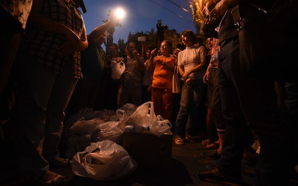 Демонстранты собрали еду для заложников и членов вооруженной группы - Sputnik Молдова