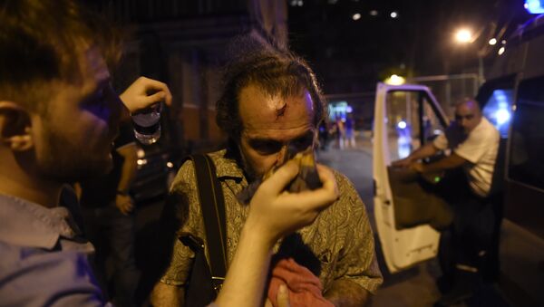 Раненые в результате столкновения полиции и демонстратов - Sputnik Молдова