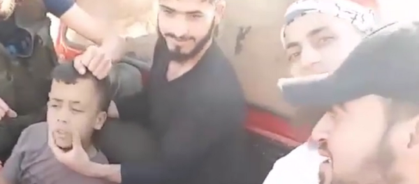 Acest copil de zece ani a fost decapitat de membrii unei grupări din Siria, susținută de SUA, care luptă contra președintelui Asad. - Sputnik Moldova