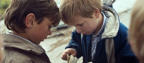 Дети считают на улице деньги - Sputnik Молдова