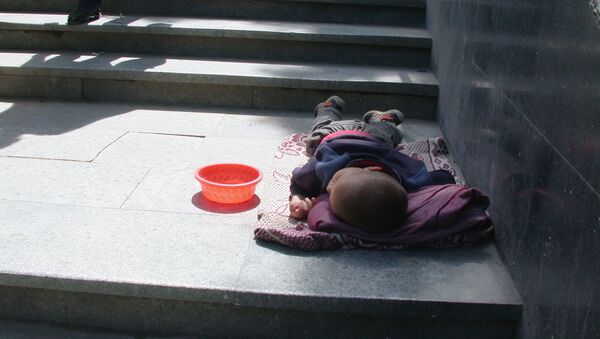 Бездомный ребенок в переходе - Sputnik Молдова