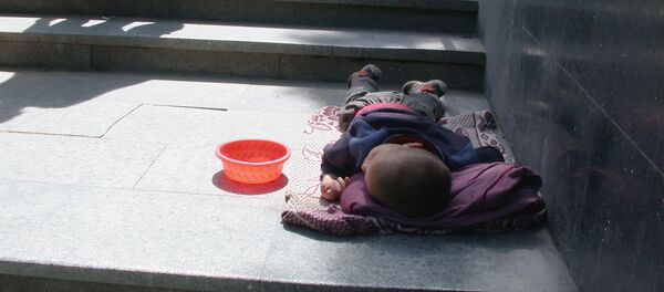 Бездомный ребенок в переходе - Sputnik Молдова