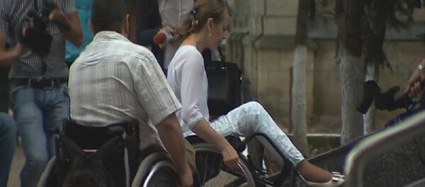 Чиновники примэрии Кишинева пересели в инвалидные коляски - Sputnik Молдова