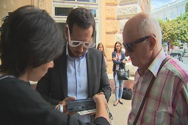 Муниципальные советники Кишинева попытались понять, как на кишиневских улицах чувствуют себя и слабовидящие люди - Sputnik Молдова