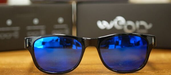 Солнцезащитные очки вместо селфи-палки: как выглядит новинка Солнцезащитные очки вместо селфи-палки: как выглядит новинка - Sputnik Moldova-România