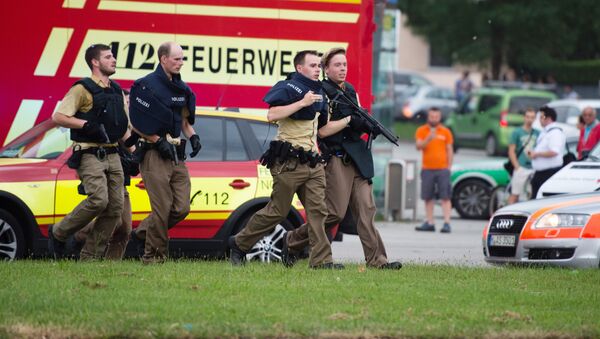 Police walks near a shopping mall amid a shooting on July 22, 2016 in Munich - Sputnik Молдова
