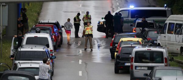Police halt traffic on a road near to the scene of a shooting rampage at the Olympia shopping mall in Munich, Germany July 22, 2016 Police halt traffic on a road near to the scene of a shooting rampage at the Olympia shopping mall in Munich, Germany July 22, 2016 - Sputnik Молдова