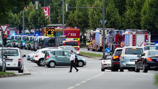 Police and firefighters are seen near a shopping mall amid a shooting on July 22, 2016 in Munich - Sputnik Moldova