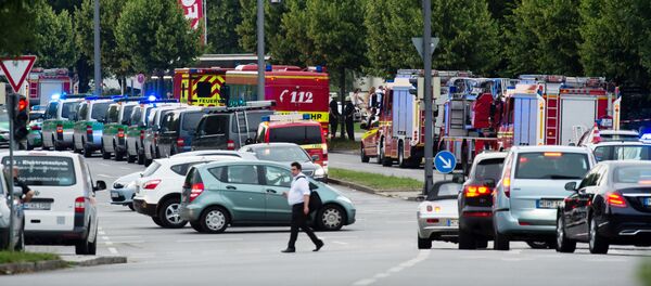 Police and firefighters are seen near a shopping mall amid a shooting on July 22, 2016 in Munich - Sputnik Moldova