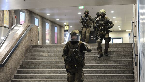 Polizisten an der Münchner U-Bahn-Station Karlsplatz/Stachus - Sputnik Moldova