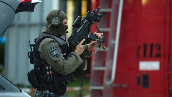 Police officer search a residential area near the Olympia shopping centre after a shooting was reported there in Munich. - Sputnik Moldova-România