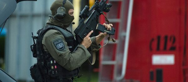 Police officer search a residential area near the Olympia shopping centre after a shooting was reported there in Munich. - Sputnik Moldova