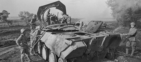 Бойцы рядом с трофейной пушкой - Sputnik Молдова