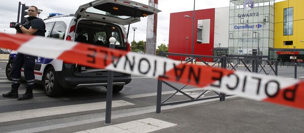 Французские полицейские в оцеплении рядом с торговым центром Qwartz - Sputnik Молдова