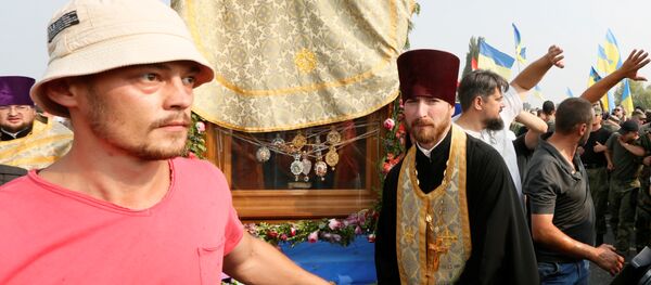 Участники крестного хода на Украине - Sputnik Молдова