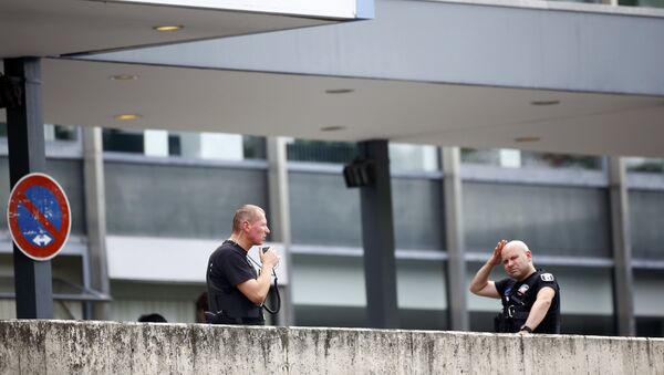Police stand outside the university clinic in Steglitz, a southwestern district of Berlin, July 26, 2016 after a doctor had been shot at and the gunman had killed himself. - Sputnik Moldova