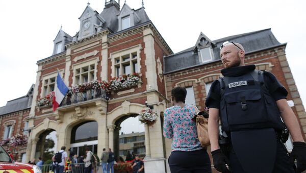 A French police officer stands guard by Saint-Etienne-du-Rouvray's city hall following a hostage-taking at a church in Saint-Etienne-du-Rouvray, northern France - Sputnik Moldova