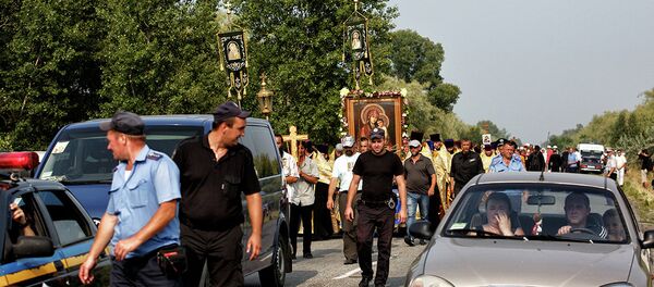 Участники Крестного хода в Борисполе - Sputnik Молдова