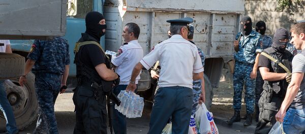 Члены вооруженной группы, захватившей здание полка ППС в Ереване - Sputnik Молдова