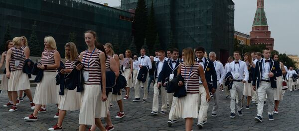 Олимпийская сборная России возложила цветы к Вечному огню в Александровском саду - Sputnik Молдова