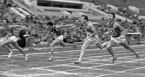 Эдвин Озолин, Чен Цзя-Цюань, Серджио Оттолино и Гусман Косанов на дистанции 100 метров - Sputnik Молдова