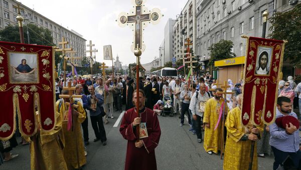 Участники крестного хода на улицах киева - Sputnik Молдова