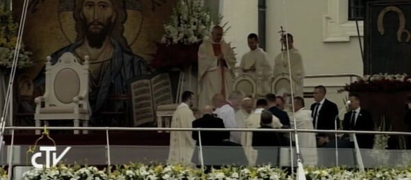 Папа римский Франциск упал во время богослужения в Польше Папа римский Франциск упал во время богослужения в Польше - Sputnik Молдова