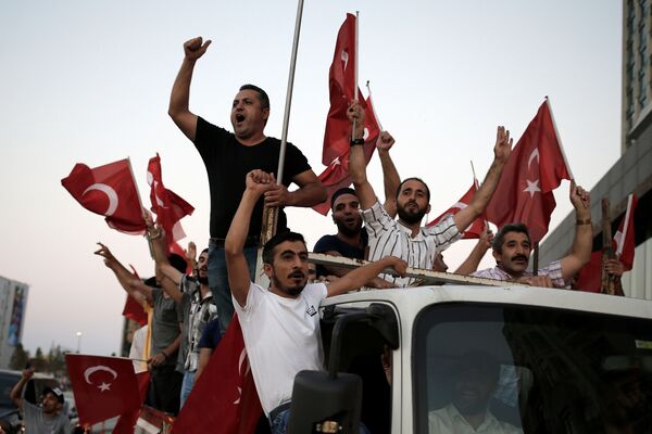 Supporters of Turkish President Tayyip Erdogan shout slogans on the back of a truck during a pro-government demonstration on Taksim square in Istanbul, Turkey, July 16, 2016. Supporters of Turkish President Tayyip Erdogan shout slogans on the back of a truck during a pro-government demonstration on Taksim square in Istanbul, Turkey, July 16, 2016. - Sputnik Moldova