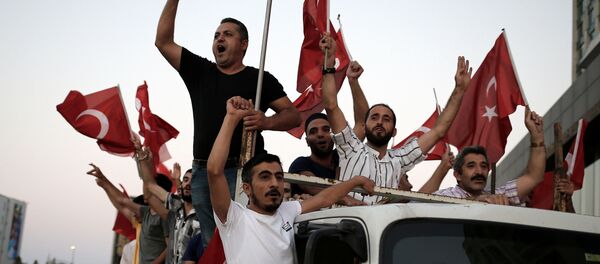 Supporters of Turkish President Tayyip Erdogan shout slogans on the back of a truck during a pro-government demonstration on Taksim square in Istanbul, Turkey, July 16, 2016. - Sputnik Moldova-România
