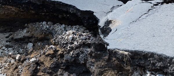 Обвал асфальта на улице в Кишиневе - Sputnik Moldova