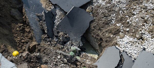 Обвал асфальта на улице в Кишиневе - Sputnik Молдова