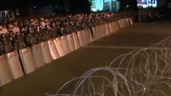 Колючая проволка на улице Баграмяна, куда двинулись демонстранты - Sputnik Молдова