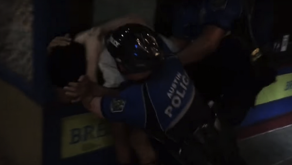 Screenshot of video capturing Austin police officers detaining a man for jaywalking - Sputnik Молдова