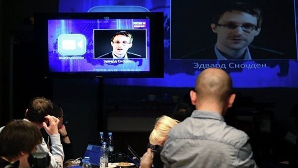 Путин получил на прямую линию вопрос от Сноудена - Sputnik Молдова