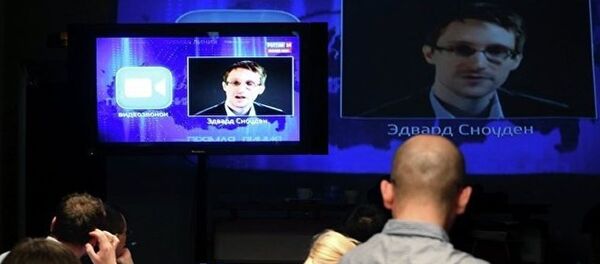 Путин получил на прямую линию вопрос от Сноудена - Sputnik Молдова