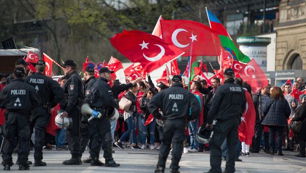 This file photo taken on April 10, 2016 shows Police cordonning protesters during a Peace March for Turkey organized by the new German Turkish Committee in Hamburg - Sputnik Moldova