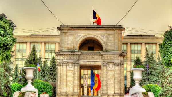 Молдавский флаг и Триумфальная арка в Кишиневе - Sputnik Молдова