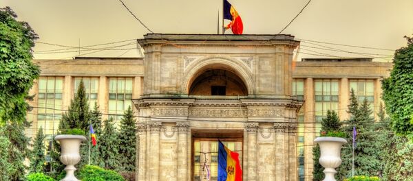 Молдавский флаг и Триумфальная арка в Кишиневе - Sputnik Молдова